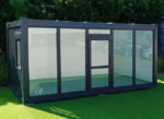 6 × 3 Meter großer Bürocontainer mit Glaswand, Farbe RAL 7016 – Bild 2