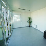 6 × 3 Meter großer Bürocontainer mit Glaswand, Farbe RAL 7016 – Bild 5
