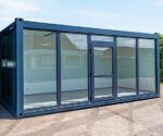 6 × 3 Meter großer Bürocontainer mit Glaswand, Farbe RAL 7016